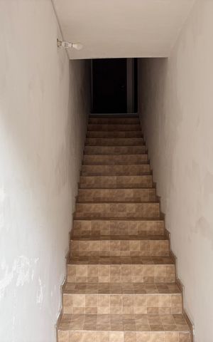 Casa para alugar com 90m², 1 quarto e sem vaga Casa para alugar com 90m², 1 quarto e sem vagaescada de entrada