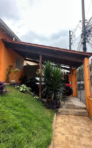 Casa à venda com 139m², 2 quartos e 1 vaga Casa à venda com 139m², 2 quartos e 1 vagaFachada