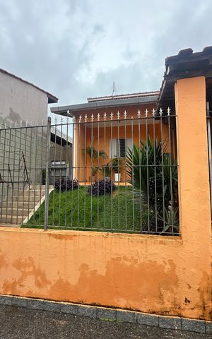 Casa à venda com 139m², 2 quartos e 1 vaga Casa à venda com 139m², 2 quartos e 1 vagaFachada