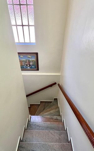 Casa à venda com 125m², 3 quartos e 2 vagas Casa à venda com 125m², 3 quartos e 2 vagasEscada
