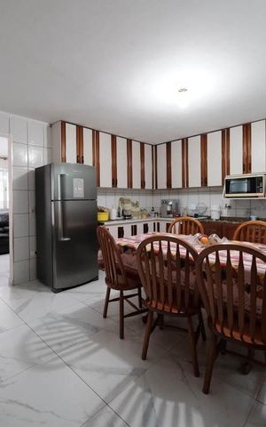 Casa à venda com 250m², 6 quartos e 3 vagasCozinha 