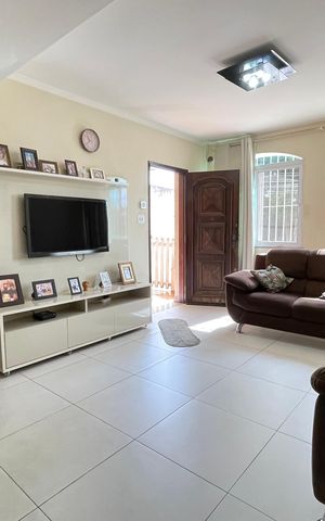 Casa à venda com 196m², 4 quartos e 2 vagas Casa à venda com 196m², 4 quartos e 2 vagasSala