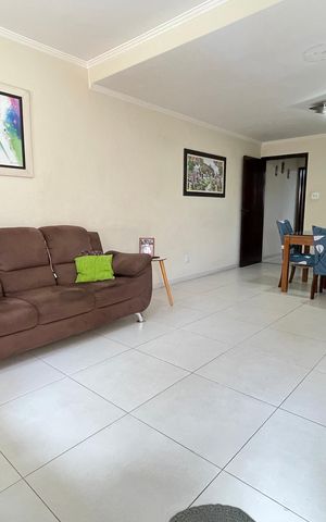Casa à venda com 196m², 4 quartos e 2 vagas Casa à venda com 196m², 4 quartos e 2 vagasSala