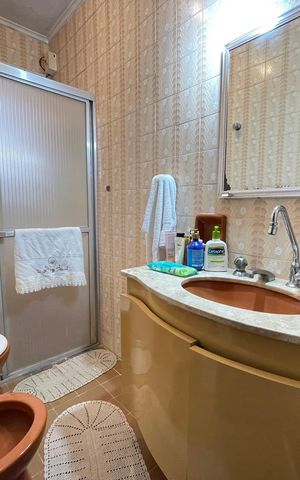Casa à venda com 196m², 4 quartos e 2 vagas Casa à venda com 196m², 4 quartos e 2 vagasBanheiro 1