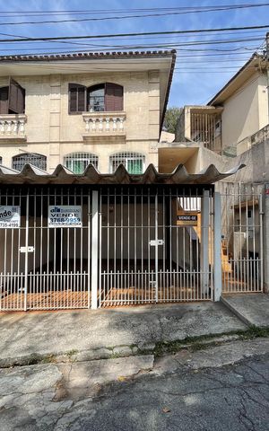 Casa à venda com 196m², 4 quartos e 2 vagas Casa à venda com 196m², 4 quartos e 2 vagasFachada