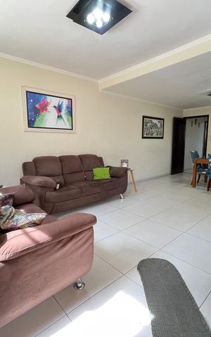 Casa à venda com 196m², 4 quartos e 2 vagas Casa à venda com 196m², 4 quartos e 2 vagasSala