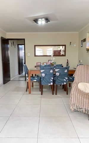 Casa à venda com 196m², 4 quartos e 2 vagas Casa à venda com 196m², 4 quartos e 2 vagasSala