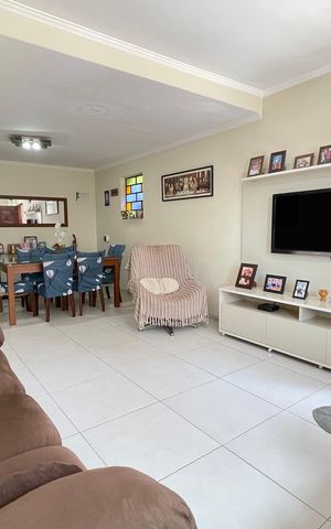 Casa à venda com 196m², 4 quartos e 2 vagas Casa à venda com 196m², 4 quartos e 2 vagasSala