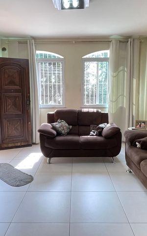 Casa à venda com 196m², 4 quartos e 2 vagas Casa à venda com 196m², 4 quartos e 2 vagasSala