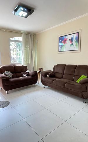 Casa à venda com 196m², 4 quartos e 2 vagas Casa à venda com 196m², 4 quartos e 2 vagasSala