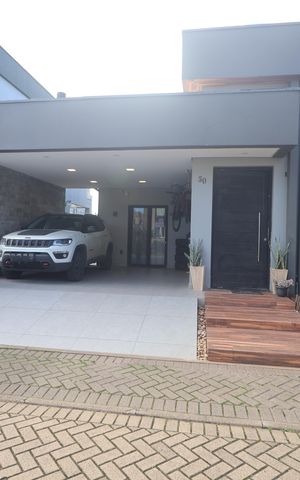 Casa de condomínio à venda com 138m², 3 quartos e 2 vagasFachada