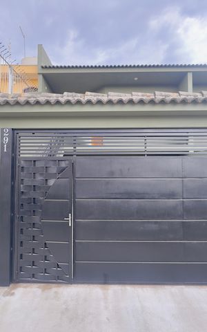 Casa à venda com 160m², 3 quartos e 5 vagas Casa à venda com 160m², 3 quartos e 5 vagasPlaca instalada na fachada do imóvel