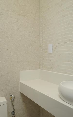 Casa de condomínio para alugar com 258m², 3 quartos e 4 vagas Casa de condomínio para alugar com 258m², 3 quartos e 4 vagasBanheiro de serviço