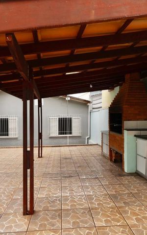 Casa à venda com 321m², 4 quartos e 5 vagas Casa à venda com 321m², 4 quartos e 5 vagasQuintal