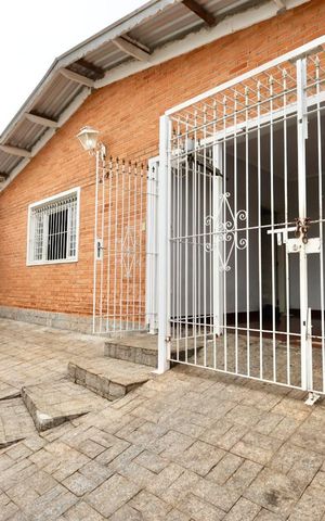 Casa à venda com 321m², 4 quartos e 5 vagas Casa à venda com 321m², 4 quartos e 5 vagasFachada