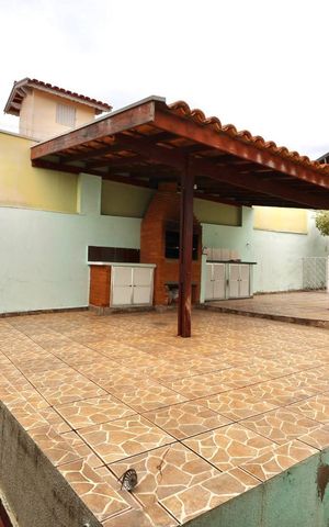 Casa à venda com 321m², 4 quartos e 5 vagas Casa à venda com 321m², 4 quartos e 5 vagasQuintal