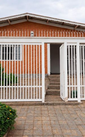 Casa à venda com 321m², 4 quartos e 5 vagas Casa à venda com 321m², 4 quartos e 5 vagasFachada