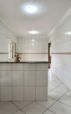 Casa à venda com 321m², 4 quartos e 5 vagas Casa à venda com 321m², 4 quartos e 5 vagasCozinha
