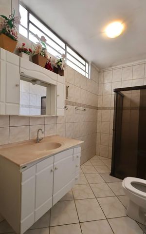 Casa à venda com 321m², 4 quartos e 5 vagas Casa à venda com 321m², 4 quartos e 5 vagasBanheiro