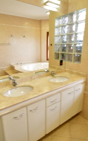 Casa de condomínio para alugar com 470m², 4 quartos e 4 vagasBanheiro Suíte