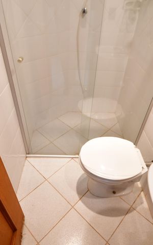 Casa de condomínio para alugar com 470m², 4 quartos e 4 vagasBanheiro de serviço