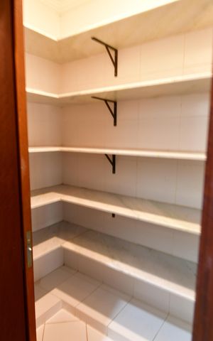 Casa de condomínio para alugar com 470m², 4 quartos e 4 vagasCozinha - Despensa