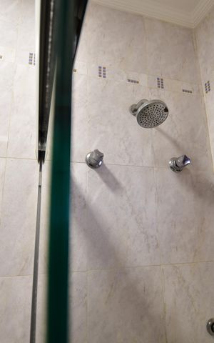 Casa de condomínio para alugar com 470m², 4 quartos e 4 vagasBanheiro Suíte