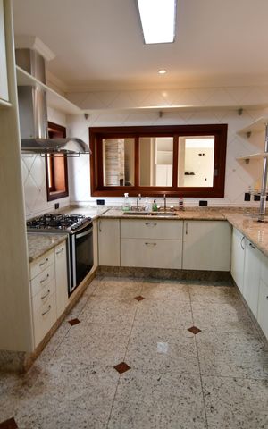 Casa de condomínio para alugar com 470m², 4 quartos e 4 vagasCozinha