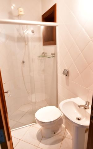 Casa de condomínio para alugar com 470m², 4 quartos e 4 vagasBanheiro de serviço