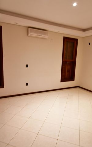 Casa de condomínio para alugar com 470m², 4 quartos e 4 vagasSala de TV