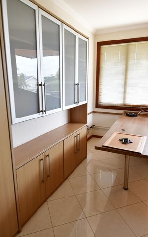 Casa de condomínio para alugar com 470m², 4 quartos e 4 vagasEscritório