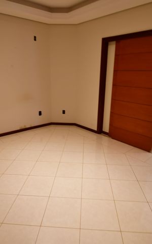 Casa de condomínio para alugar com 470m², 4 quartos e 4 vagasSala de TV