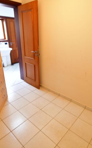 Casa de condomínio para alugar com 470m², 4 quartos e 4 vagasQuarto de Serviço