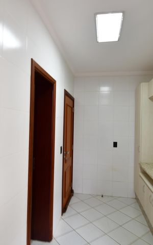 Casa de condomínio para alugar com 470m², 4 quartos e 4 vagasÁrea de Serviço