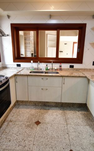 Casa de condomínio para alugar com 470m², 4 quartos e 4 vagasCozinha