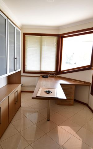 Casa de condomínio para alugar com 470m², 4 quartos e 4 vagasEscritório