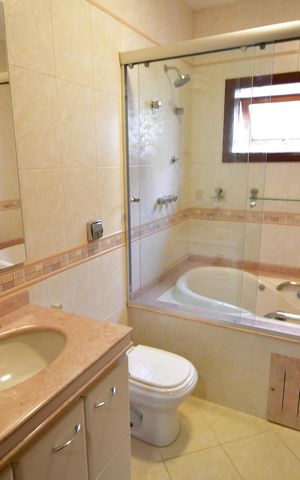 Casa de condomínio para alugar com 470m², 4 quartos e 4 vagasBanheiro Suíte