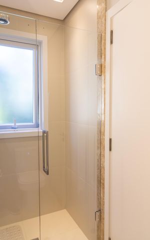 Apartamento para alugar com 379m², 3 quartos e 4 vagas Apartamento para alugar com 379m², 3 quartos e 4 vagasBanheiro da Suíte 1