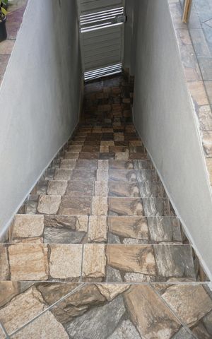 Casa para alugar com 60m², 2 quartos e 1 vagaEscada