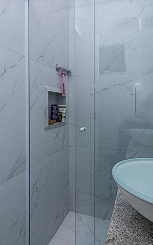 Casa à venda com 93m², 2 quartos e 2 vagas Casa à venda com 93m², 2 quartos e 2 vagasBanheiro da Suite
