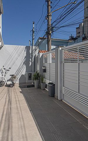 Casa à venda com 93m², 2 quartos e 2 vagas Casa à venda com 93m², 2 quartos e 2 vagasÁrea externa