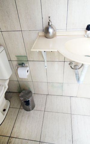 Casa à venda com 317m², 4 quartos e 3 vagasBanheiro da piscina