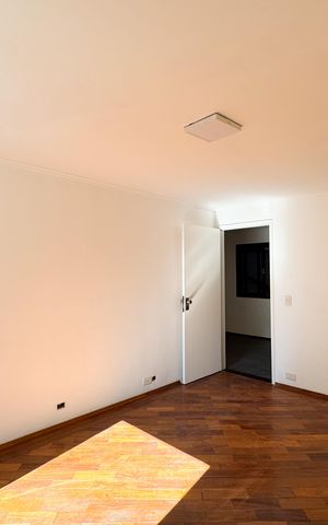 Casa à venda com 354m², 3 quartos e 4 vagas Casa à venda com 354m², 3 quartos e 4 vagasQuarto 2