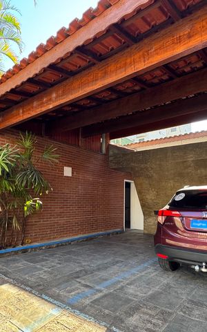 Casa à venda com 354m², 3 quartos e 4 vagas Casa à venda com 354m², 3 quartos e 4 vagasGaragem