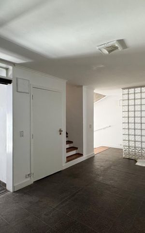 Casa à venda com 354m², 3 quartos e 4 vagas Casa à venda com 354m², 3 quartos e 4 vagasSala