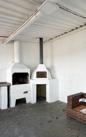 Casa à venda com 354m², 3 quartos e 4 vagas Casa à venda com 354m², 3 quartos e 4 vagasÁrea - Churrasqueira