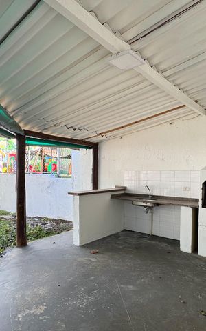 Casa à venda com 354m², 3 quartos e 4 vagas Casa à venda com 354m², 3 quartos e 4 vagasÁrea - Churrasqueira