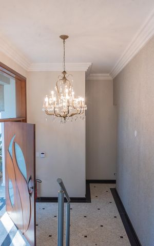 Casa à venda com 600m², 7 quartos e 6 vagas Casa à venda com 600m², 7 quartos e 6 vagasHall