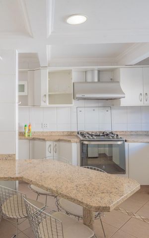 Casa à venda com 600m², 7 quartos e 6 vagas Casa à venda com 600m², 7 quartos e 6 vagasCozinha
