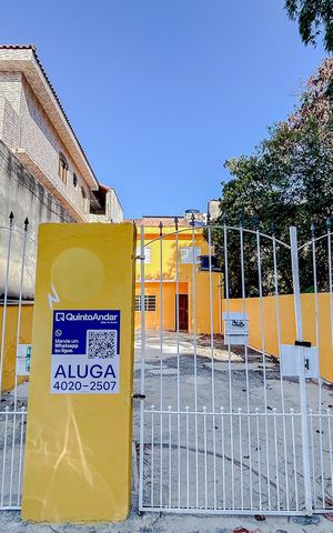 Casa para alugar com 46m², 2 quartos e 3 vagasFachada com Plaquinha